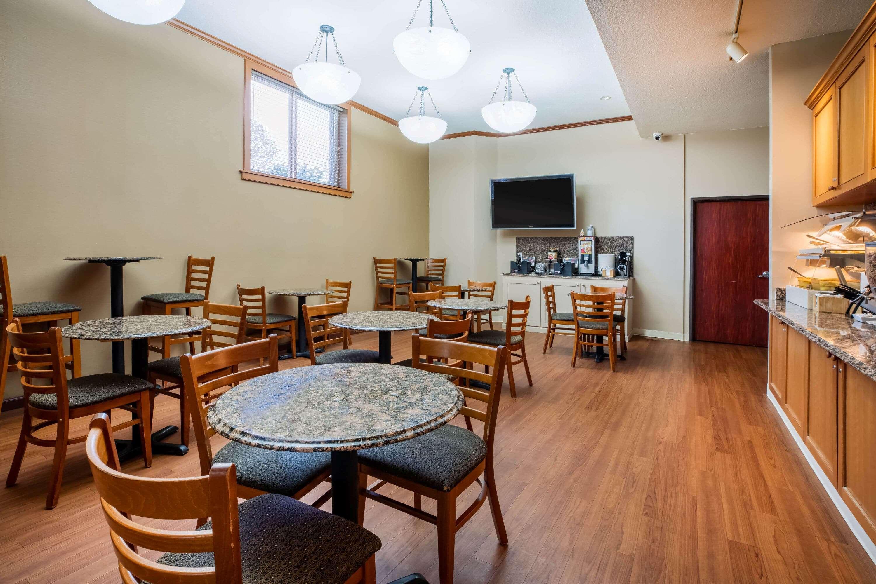 La Quinta By Wyndham Portland Airport Hotel Bagian luar foto